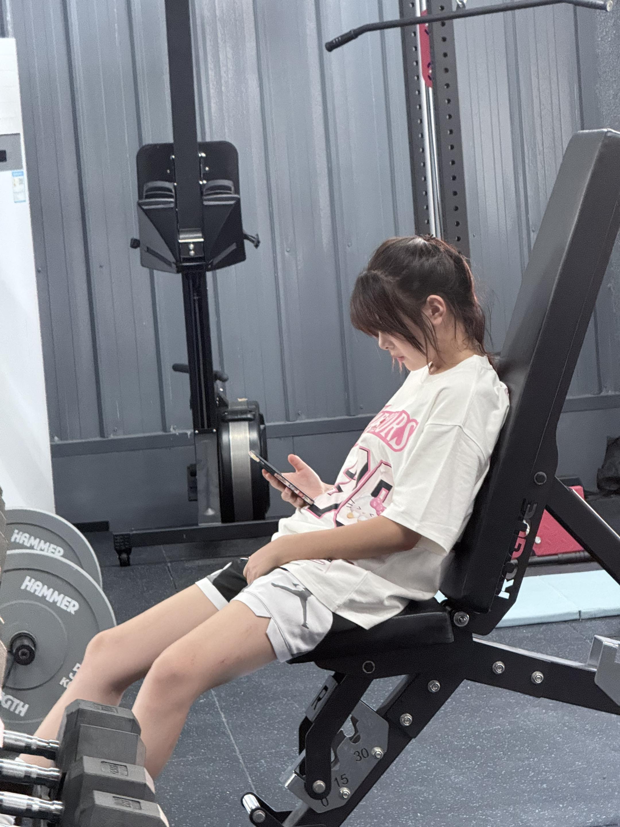 拍拍照得了 你别真练上了。