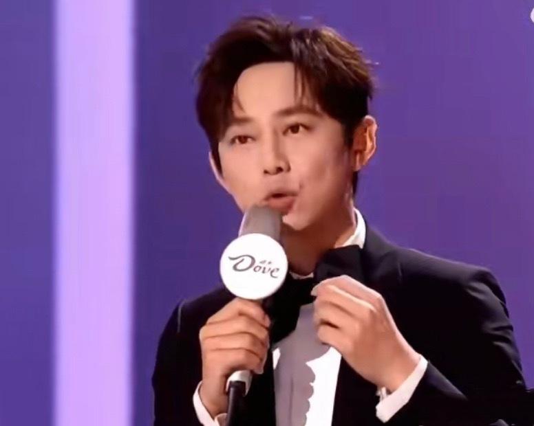 第一次见何炅主持结巴，“英子”成意外隐患

在大众印象里，何炅一直是主持界的“定