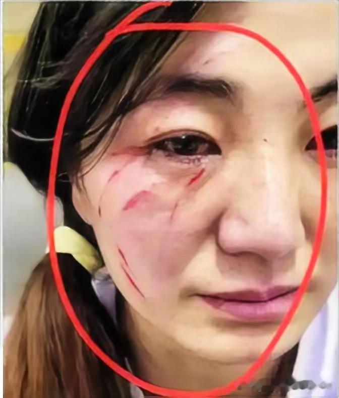 我姐被姐夫家暴，爸爸带着10个亲戚冲到他家，只说了1句话：我女儿，今天我必须带走