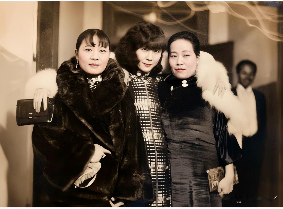 这是宋美龄与大姐宋霭龄与张学良的原配夫人于凤至在南京留下的一张合影老照片，拍摄于