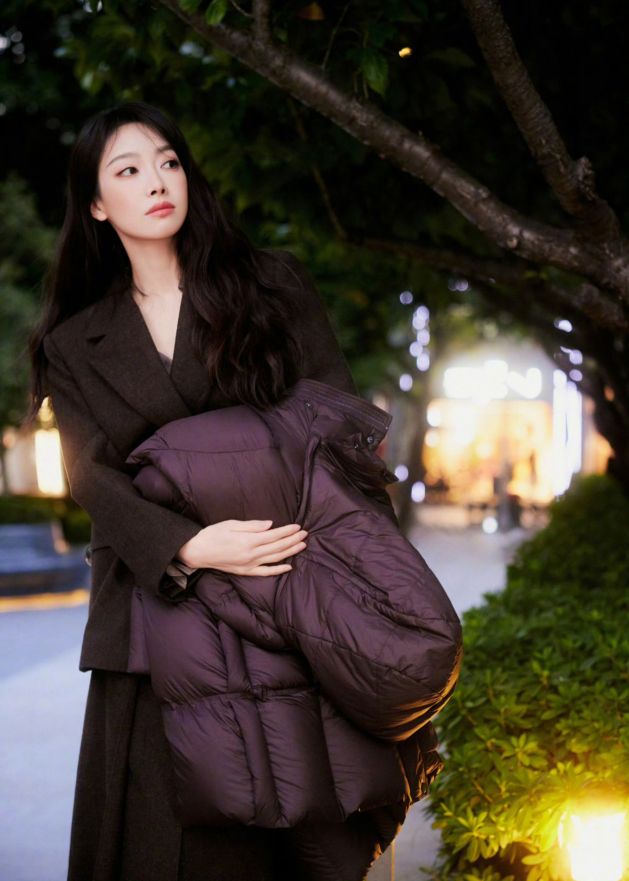 宋茜初冬傍晚随拍 谁被这氛围感拿捏！羽绒服叠大衣懂冷也懂美，手捧咖啡立暮色，《姐