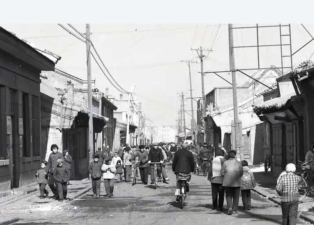 今天发一张呼和浩特市老街旧照，这张照片拍摄于20世纪八十年代初期，数年后，该街建