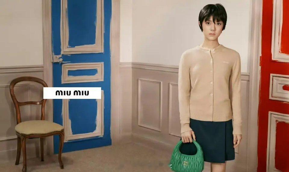 我都怀疑是不是故意的……从摄影师服装师品牌方到艺人团队，没有一个人有正常审美吗 