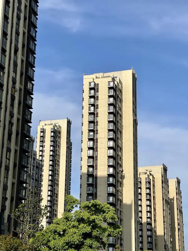 住房、教育、医疗绝对是生育的拦路虎。就说住房，现在房价高得离谱，二线城市夫妻月入