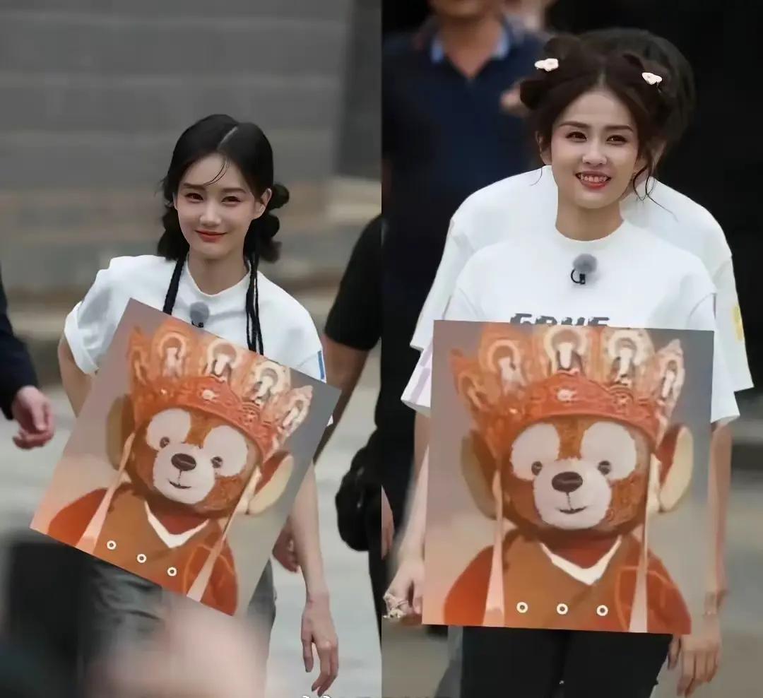 两个很有趣的又好看又可爱的女人[呲牙]，
一个用眼睛笑，一个用牙齿笑，
一猜就能