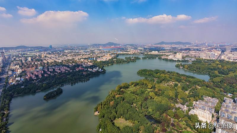 雨山湖公园坐落于马鞍山市中心，旧称洼儿塘，1959年建园，素有九峰环一湖美誉，是