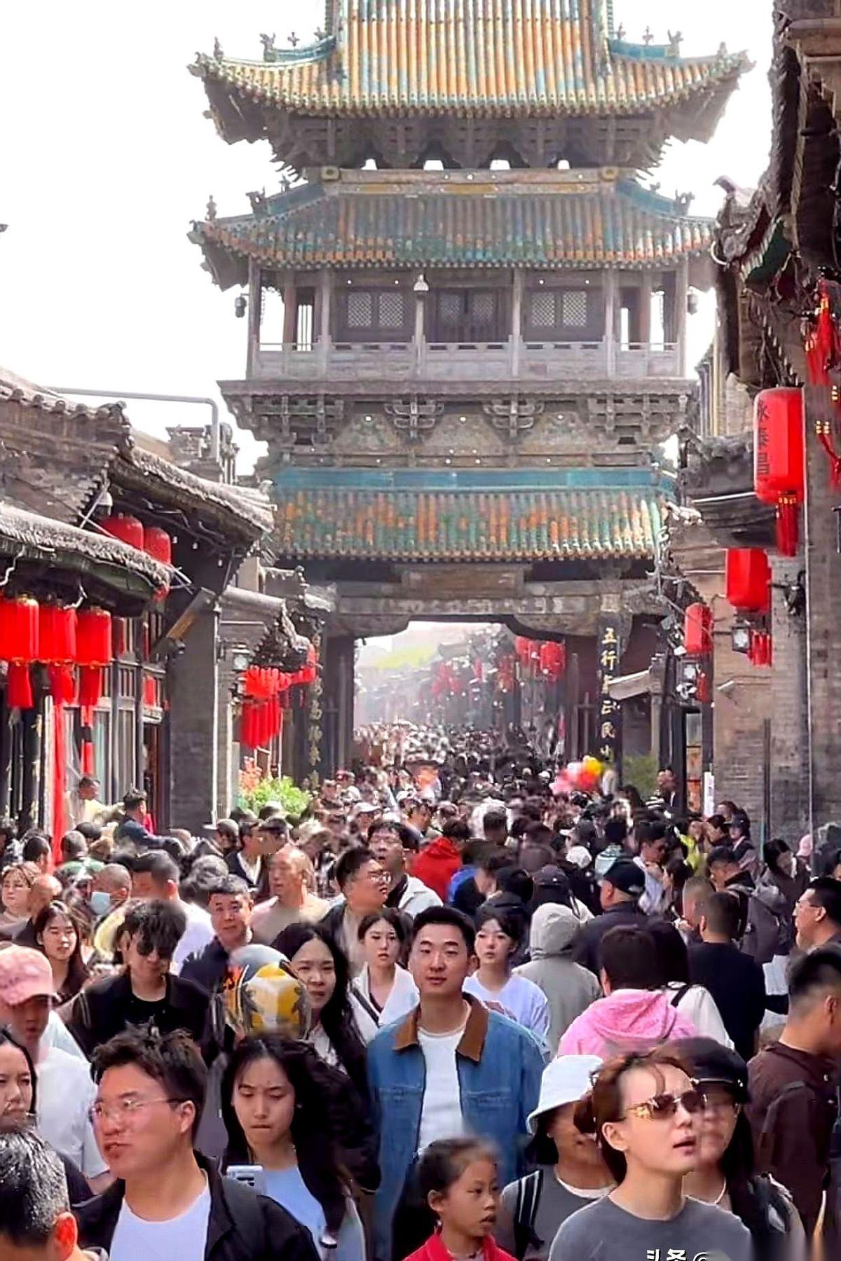 脚刚踏进平遥，人群像堵墙直扑过来。不是古城，是古城墙，活生生的人墙！
2026年