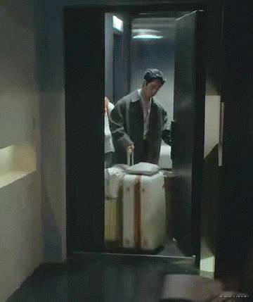 早春晴朗栾念搬行李这块是专业的栾念搬行李这块是专业的剧里栾念搬行李，网友直呼这技