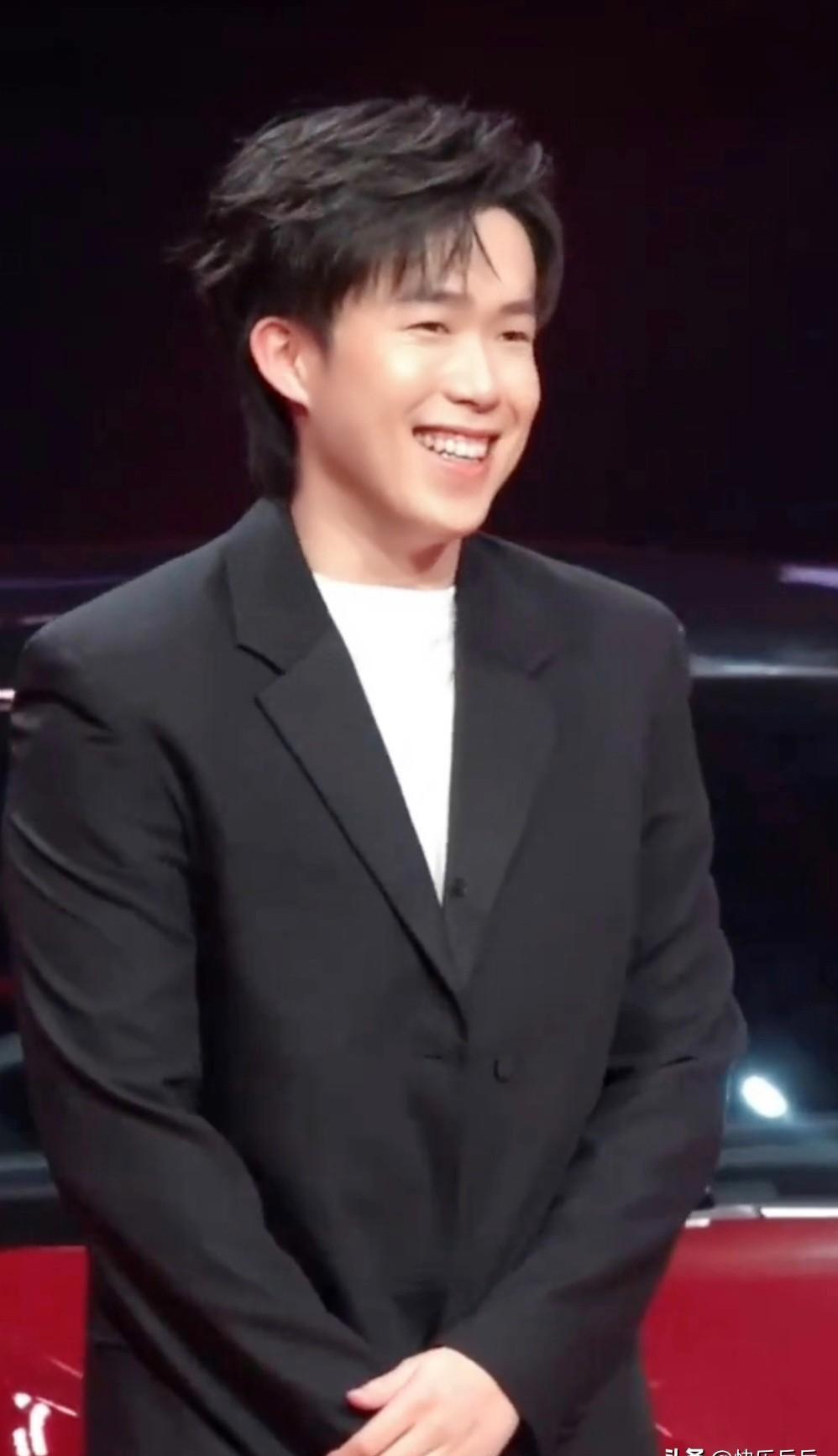 王楚钦刚拿完冠军，转身就蹲地上跟娃玩上了。
小朋友喊他“楚钦哥哥”，他笑得比赢球