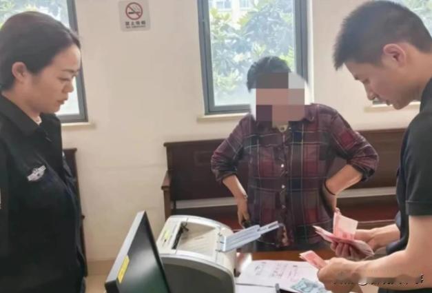 吵翻天！江苏泰州，一对八旬年迈的父母，因身体原因需要子女赡养，但女儿却认为，父母