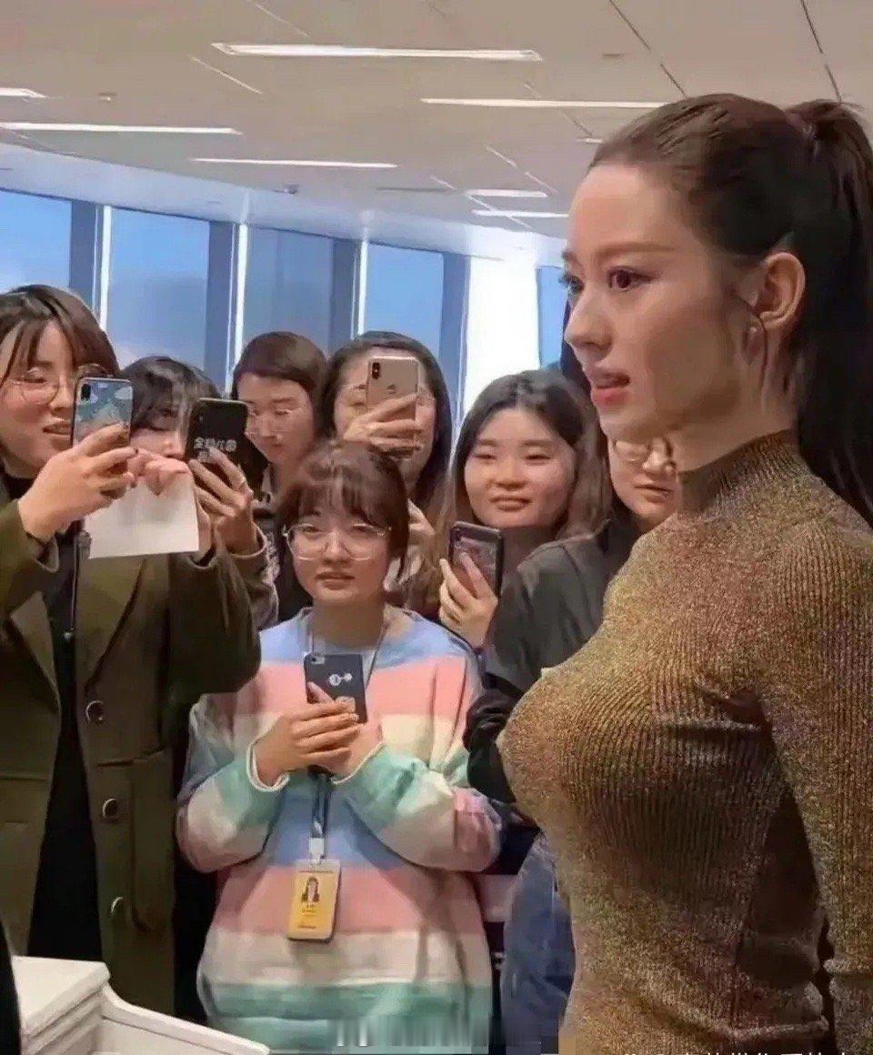 以前以为她的身材在女星里应该是最好的，没想到还是假的