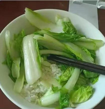 去年我被人骗了 22 万，到现在我每天吃着清汤寡水的饭菜，可心里还是老想着被骗的
