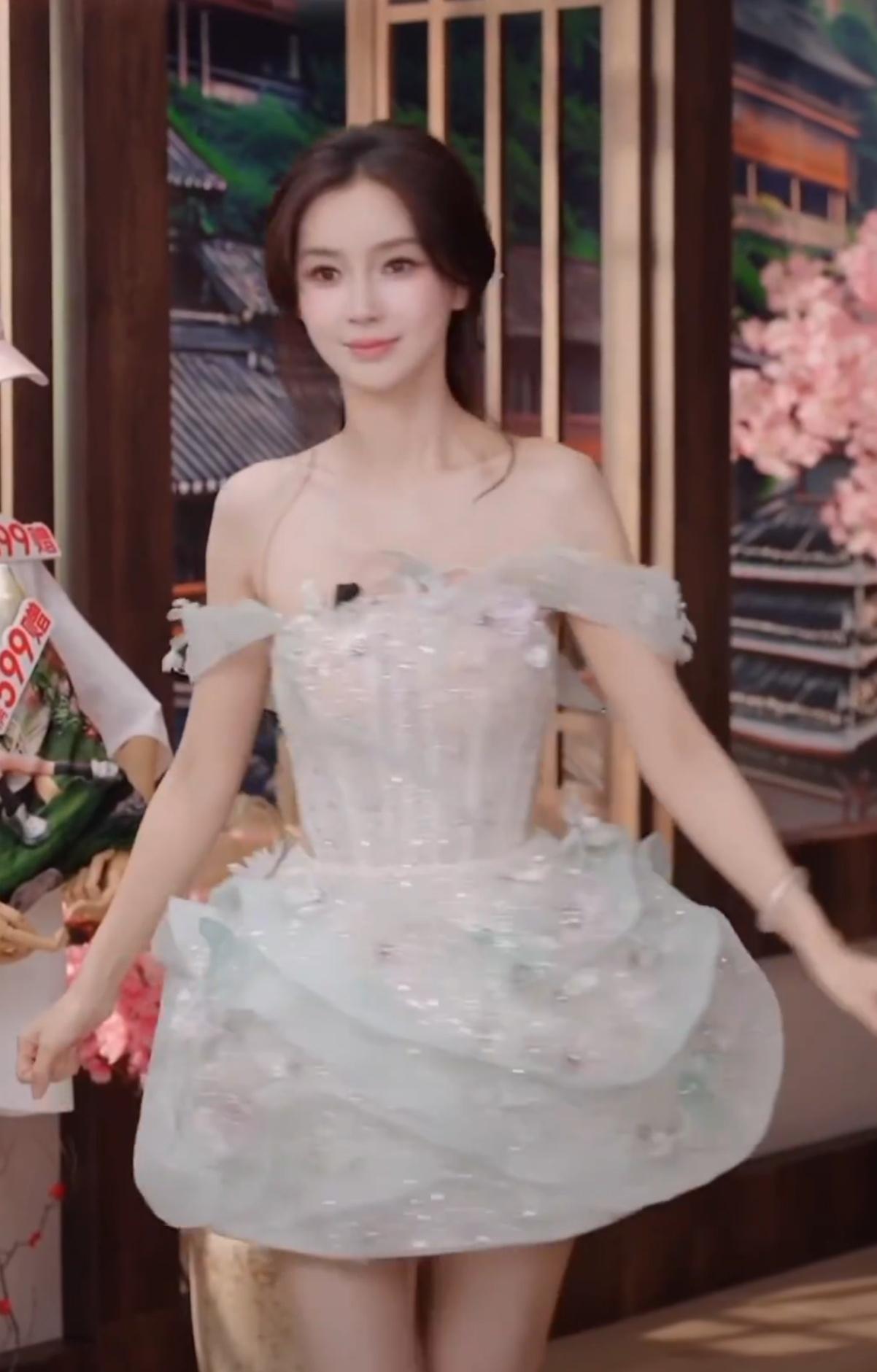 Angelababy美的像洋娃娃，太精致了！状态怎么这么好，迷倒我了[爱慕] ​