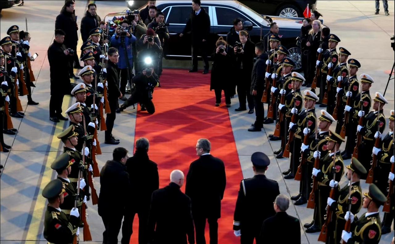 特朗普批评斯塔默访华。
斯塔默说，法国总统和加拿大总理已经访华，德国总理也即将访