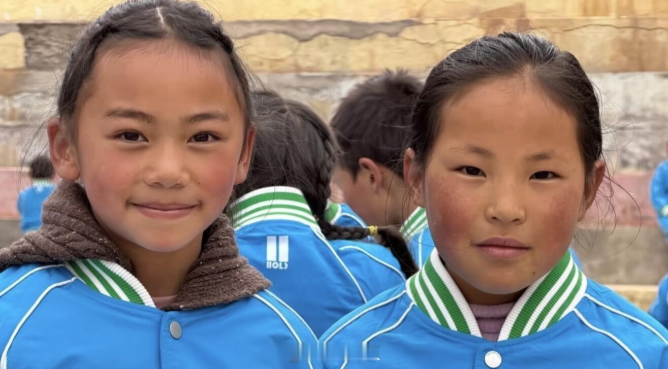 十个勤天潮牌不止赞助了中学，连小学校服也有啊！要不就进军校服业务吧全国那么多中小