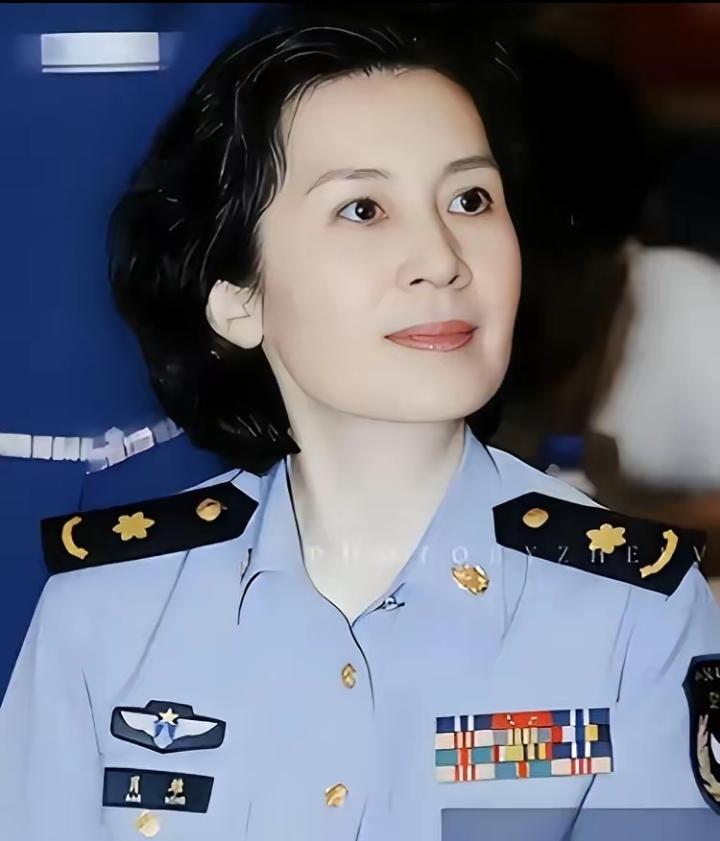 “她25岁结婚，丈夫说“你演那些搂搂抱抱的戏，我脸上挂不住”。她演了八年贤妻，最