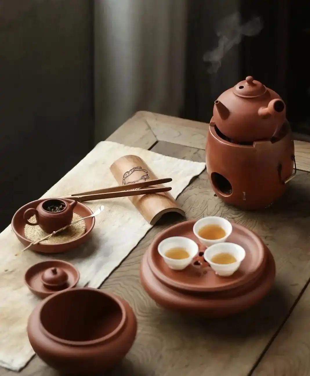 真心话茶局，是个好东西。茶局可不只是喝茶，更像是一场人心的透视镜。
熟人局最自在