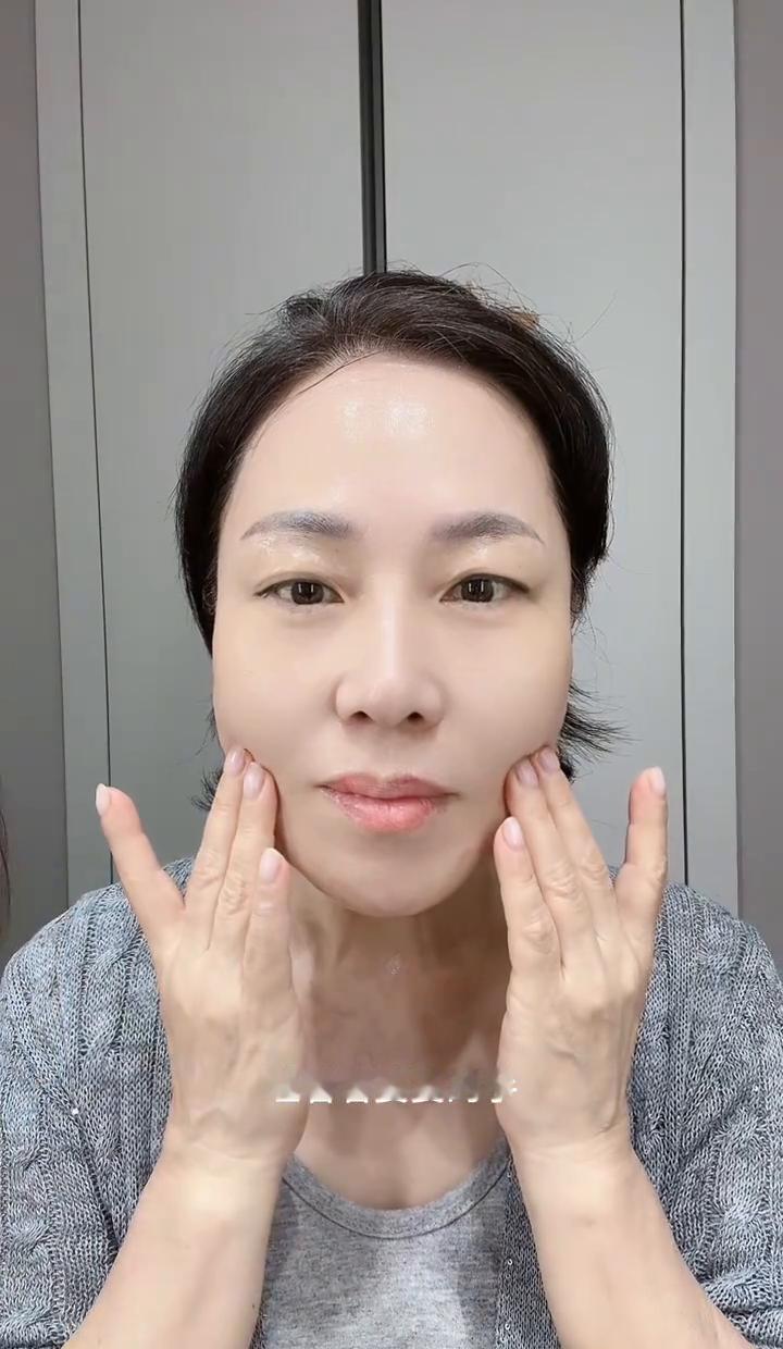 婆婆的手，糙得像砂纸。
婆婆的脸，突然亮得能反光。
不是滤镜，是真·发光。
粉水