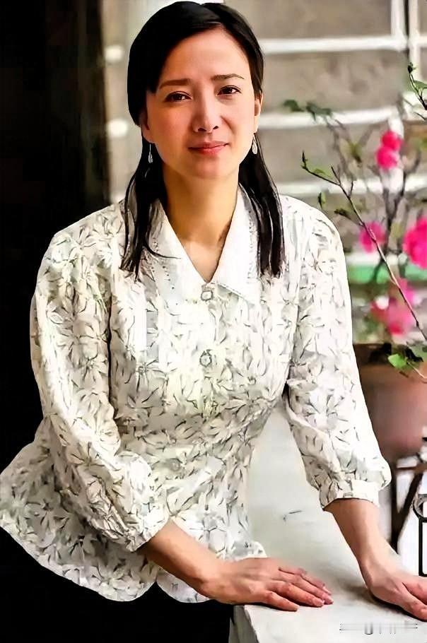 千万别被何晴的古典美人形象骗了。  
她在饭局上被人用酒调侃，下一秒，整杯白酒泼