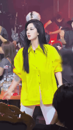 美女舞动青春活力💃