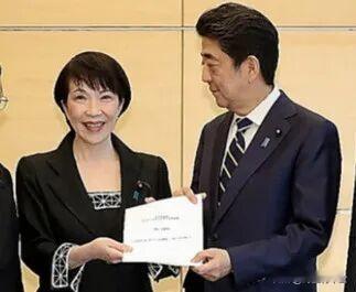 石破茂：希望她带日本走正道

从“叛逆少女”到“女版安倍”，高市早苗饶有兴致谈起