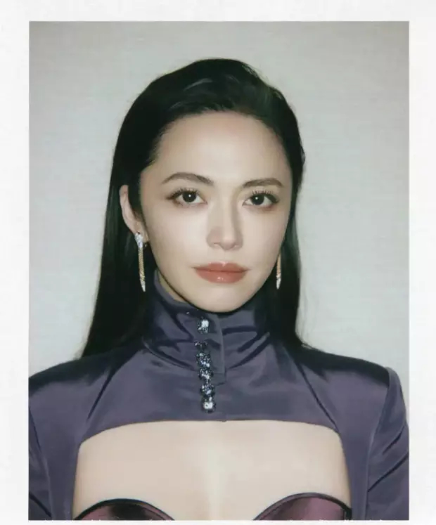 姚晨穿紫色镂空上衣韵味十足，黑长直造型清冷酷飒，搞怪表情灵动可爱。 ​​​