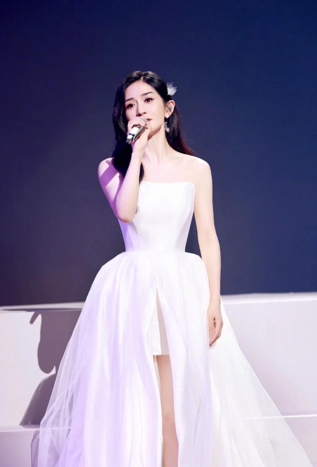 《她她她》中的三位姐姐，最专业的是龚琳娜。她声音上天入地，驾轻就熟，毫无难度，但