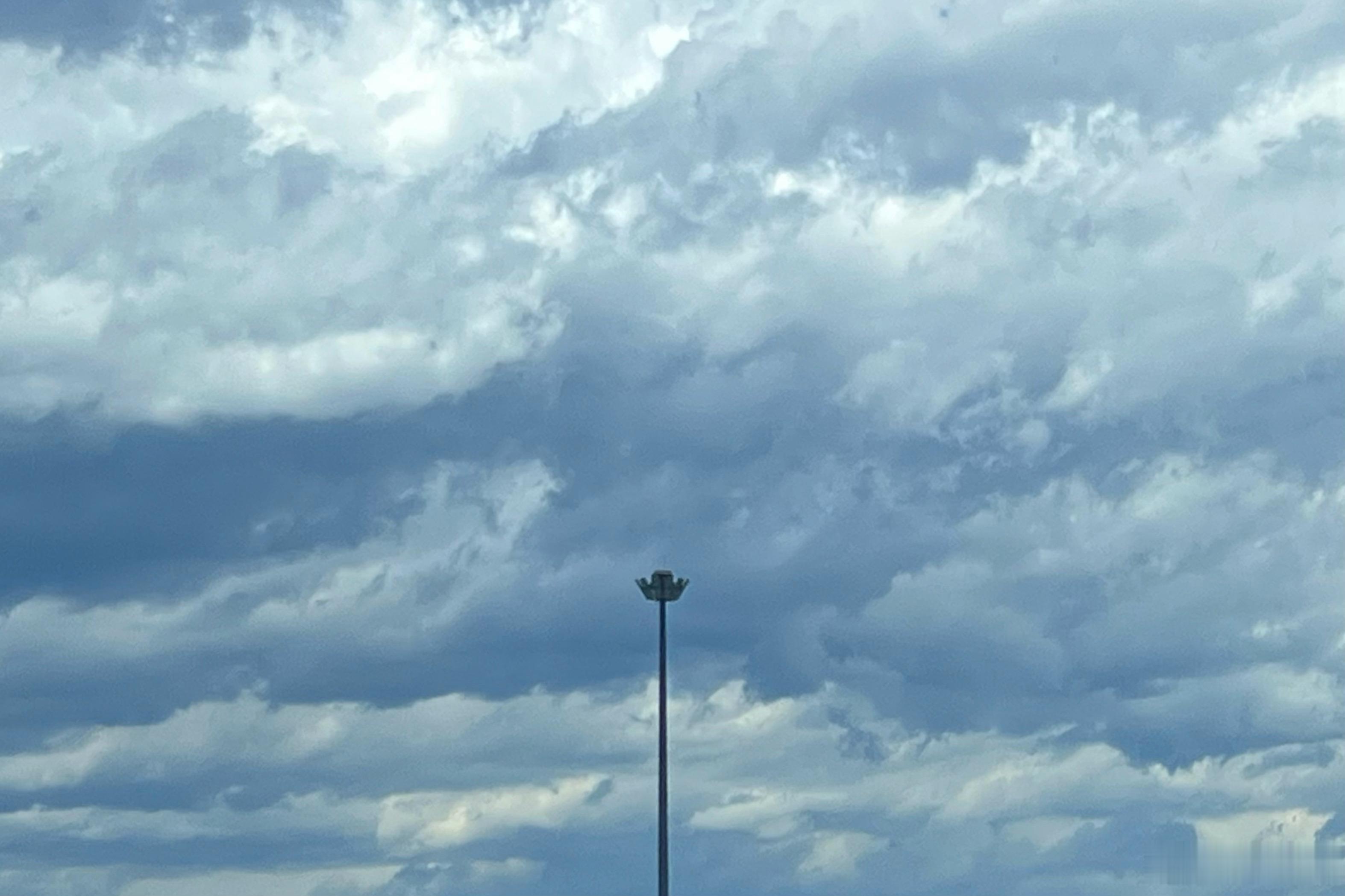 雨后的天空充满云感非常耐看像阅历丰富的人脸上写满故事感 