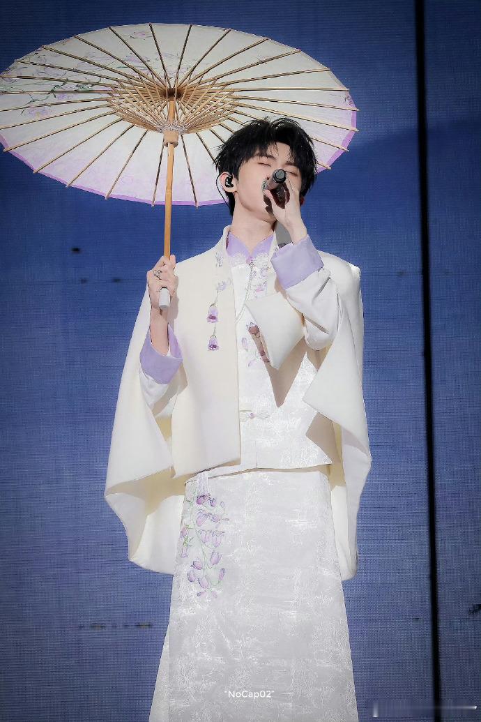 那腰线，让人不自觉地想多看几眼。 