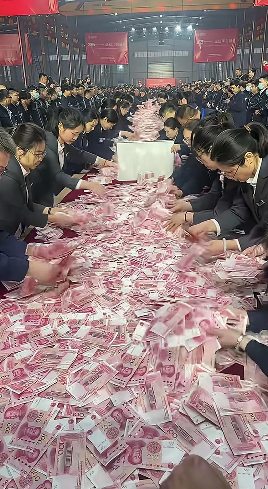 河南矿山数钱现场！牛逼[赞][赞][赞]