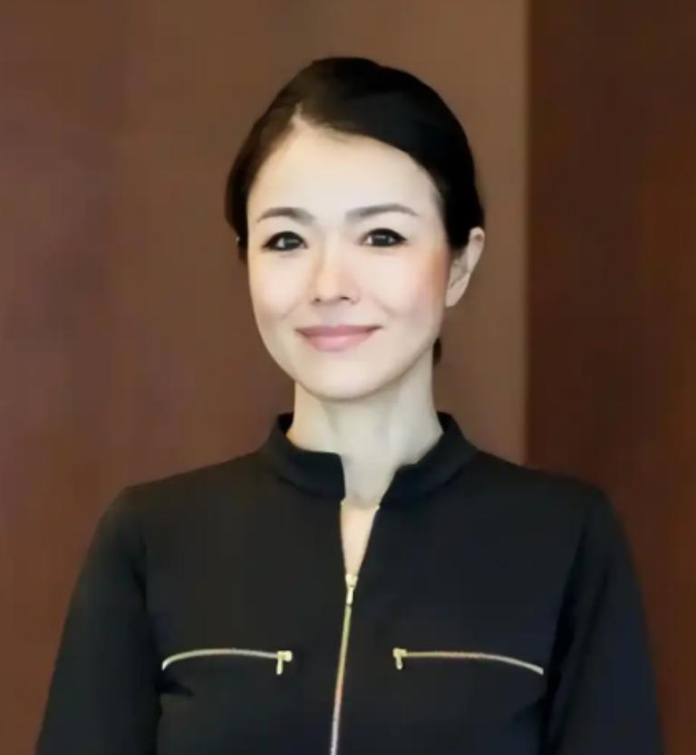 毛晨月要遵守法律。

毛晨月因为在国内触犯法律被抓，禁止离开中国境内，此消息一出