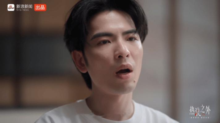 17岁一天唱18个小时的年轻人大概想不到30多岁后左手会废掉，但他换了只手继续。