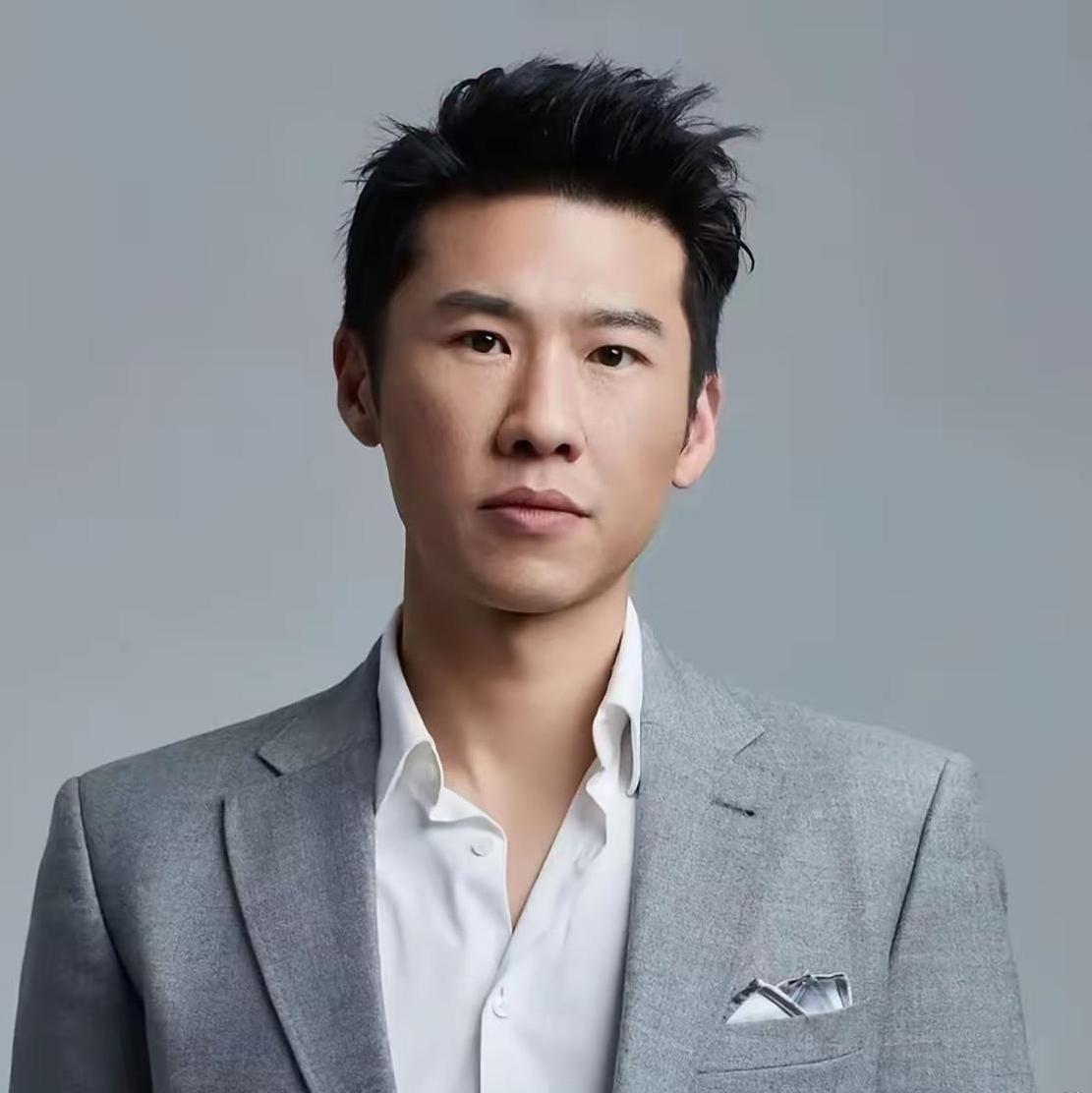 王骁的“反差萌”背后，是藏不住的松弛家教
 
王骁自曝年轻时穿花衬衫挂粗链，被老