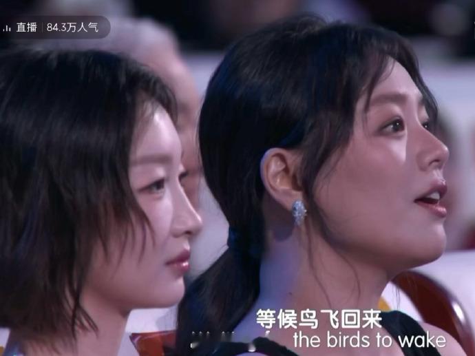 周冬雨马思纯坐在一起 周冬雨马思纯内场同框  周冬雨马思纯内场同框，咱们七月与安