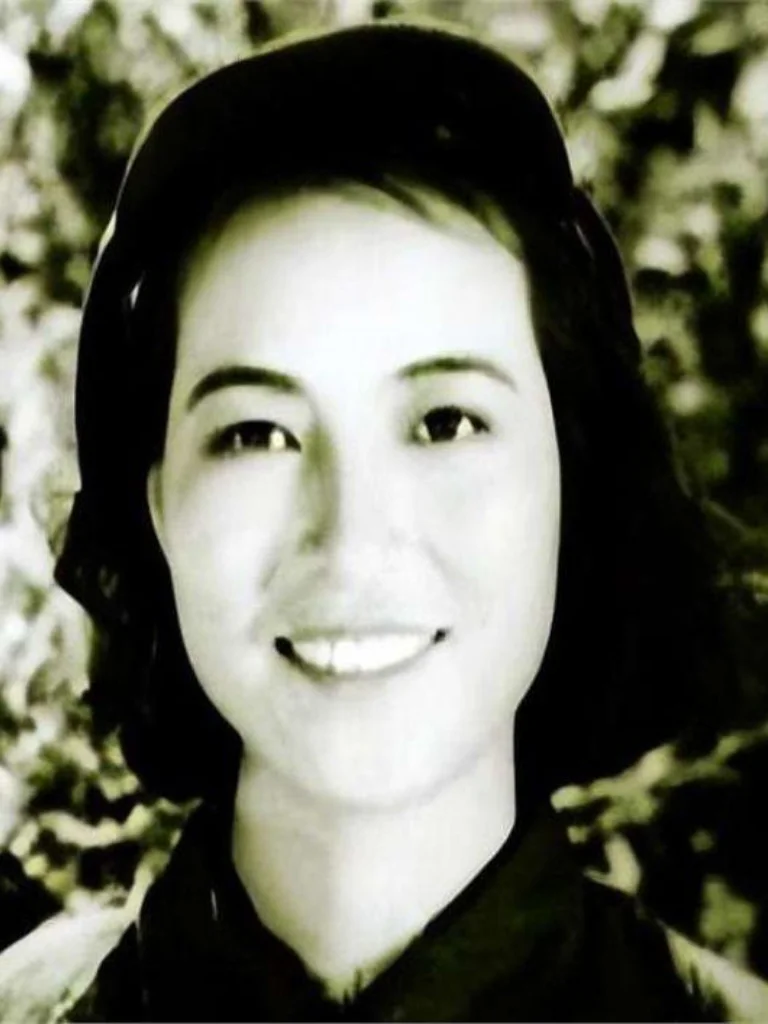 1940年3月3日，在延安的一家饭店里举 行了一场朴实的婚礼。新娘子正是“延安十