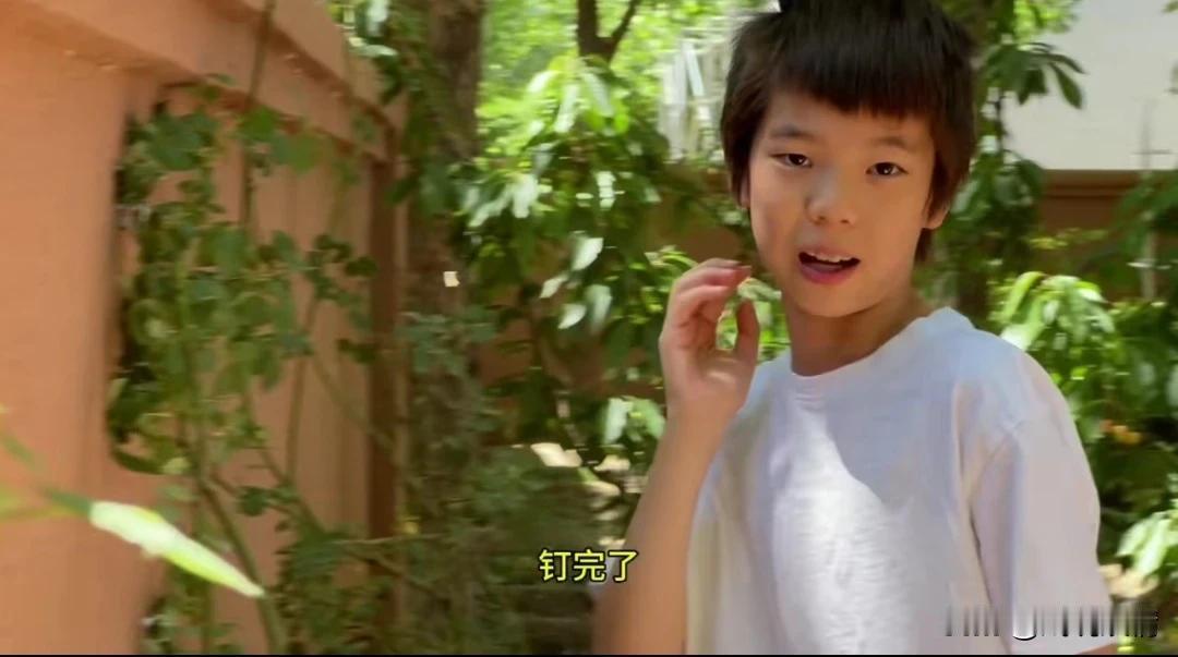 嗯哼母亲节帮妈妈霍思燕干活！
5月12日，嗯哼在社交平台晒出一段视频，内容是他在