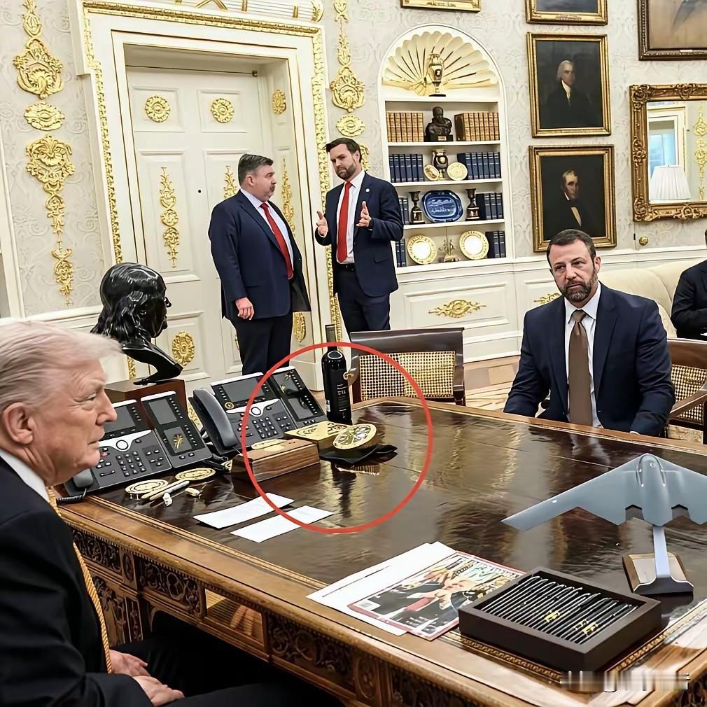 特朗普又收礼了，这次收的是金表和金条。11月5日，劳力士CEO到白宫拜访了特朗普