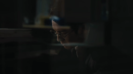 看围读花絮才懂，李信凝视保险单时的平静不是冷漠。韩东君压下外放情绪，把心底汹涌的