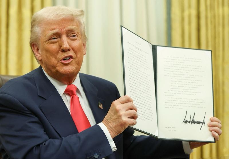 2月11号。特朗普的美墨加协定可是他首个任期内的重要经济成果，它取代了他长期批判