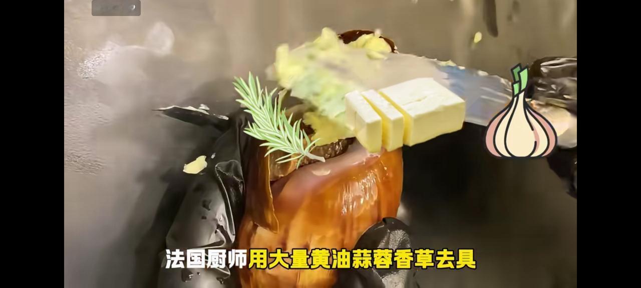 网友去法国勃艮第吃正宗焗法国蜗牛，餐厅用特制专用焗蜗牛瓦盘，一盘有6只蜗牛一只卖