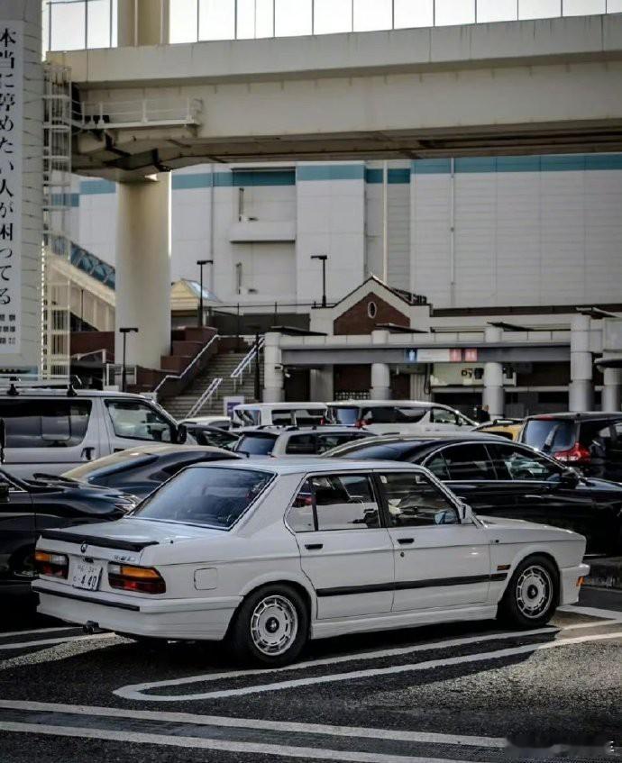 驾驭经典，品味非凡。BMW E28，不仅是一次驾驶的旅程，更是一场穿越时光的浪漫