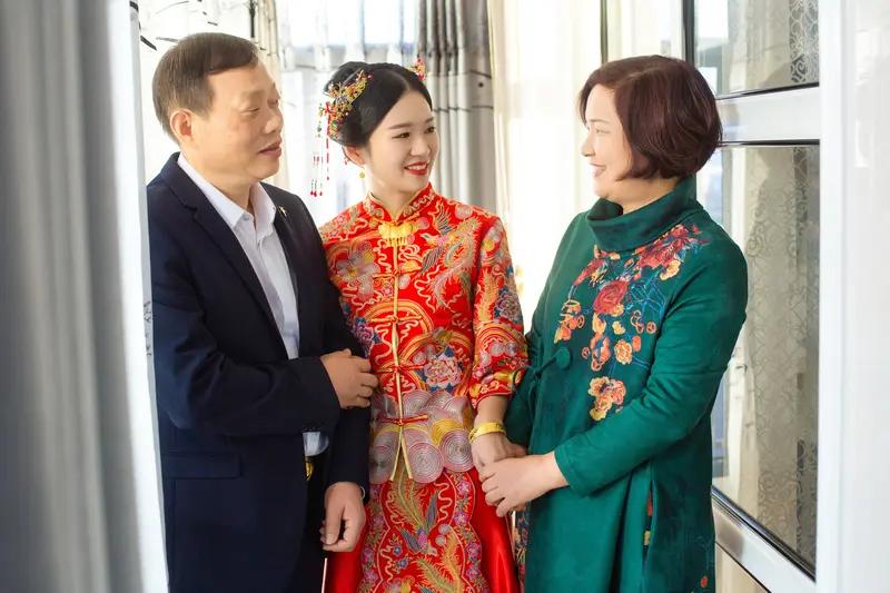 亲母女嫁给亲父子 最近“亲母女嫁给亲父子”的事儿挺火。重庆綦江有这么一段尘封往事