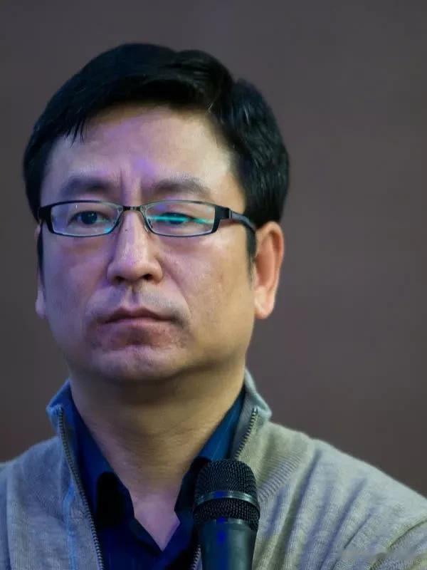 白岩松：河南人什么样，中国人什么样，所以任何敢挤兑河南人的人，都是数典忘祖！
网