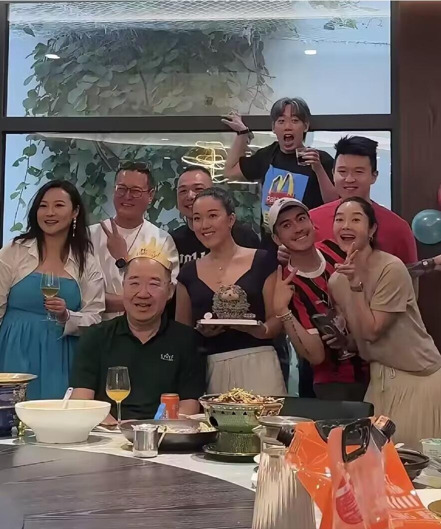 英达这下笑不出来了， 
不是他又离婚了， 
而是他办66岁寿宴，大儿子巴图没到场