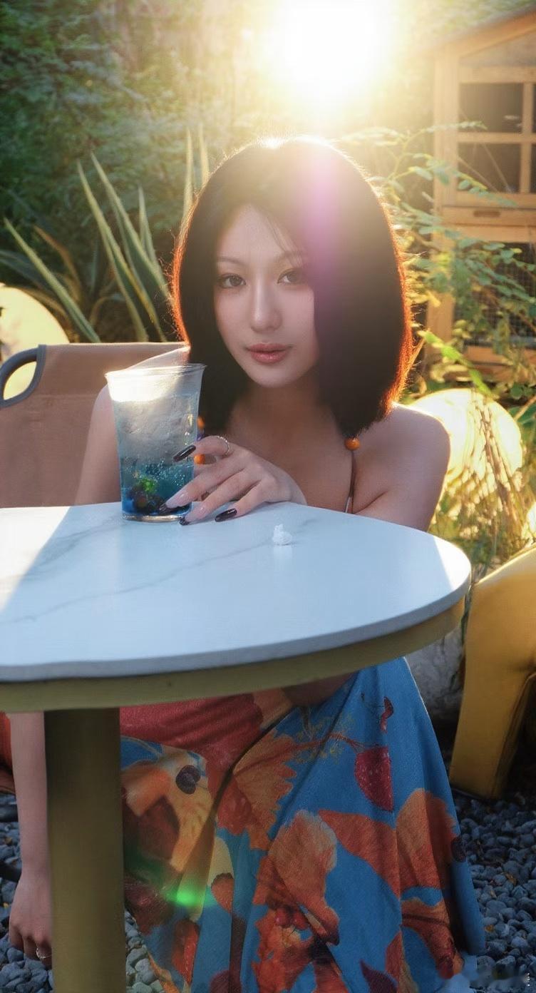 这话讲的，显不显年轻我觉得跟颜色和版型差别更大吧？买点便宜衣服穿就显年轻了