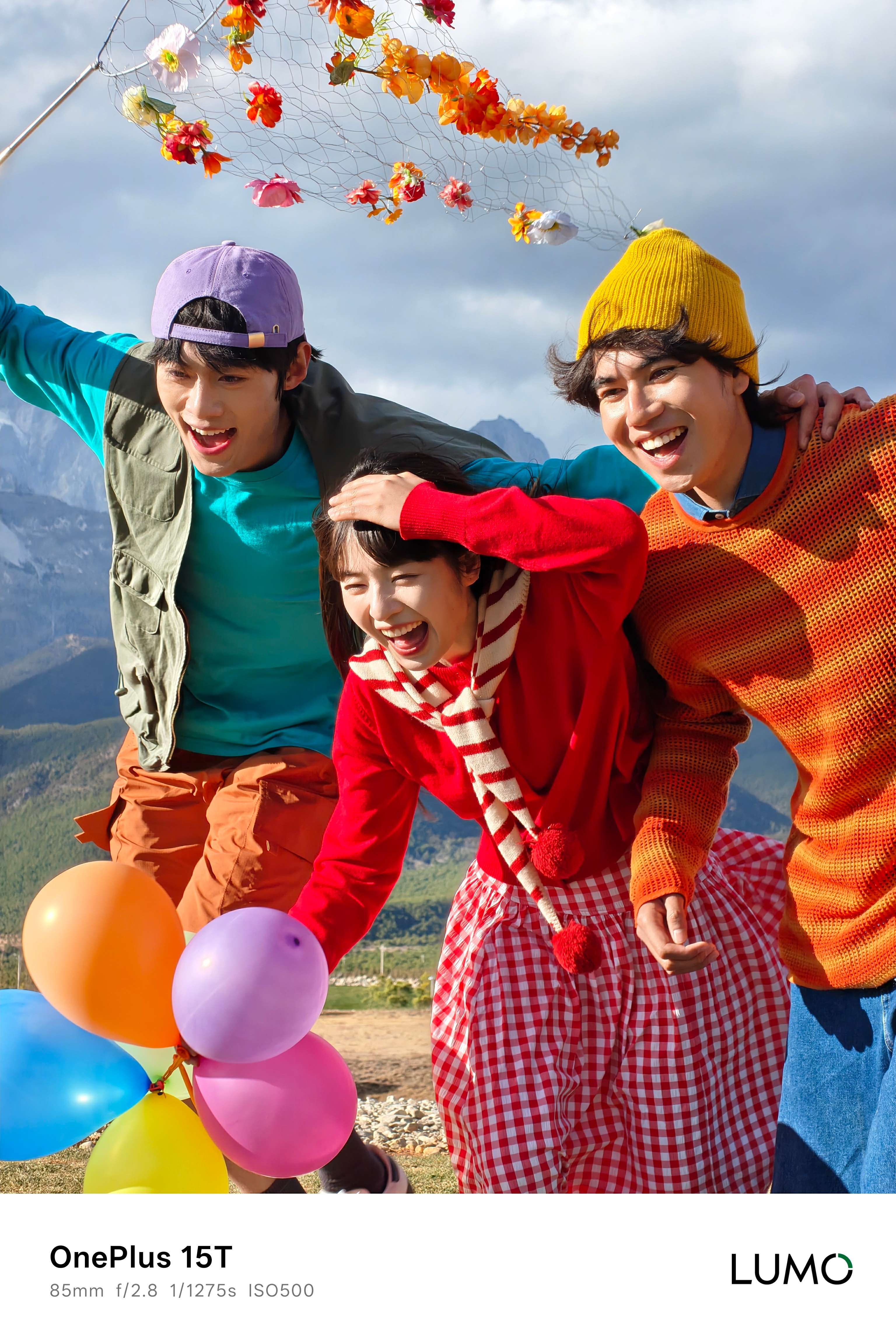 一加15T这次搞了一颗潜望长焦镜头，等效85mm，支持OIS光学防抖，加上OPP