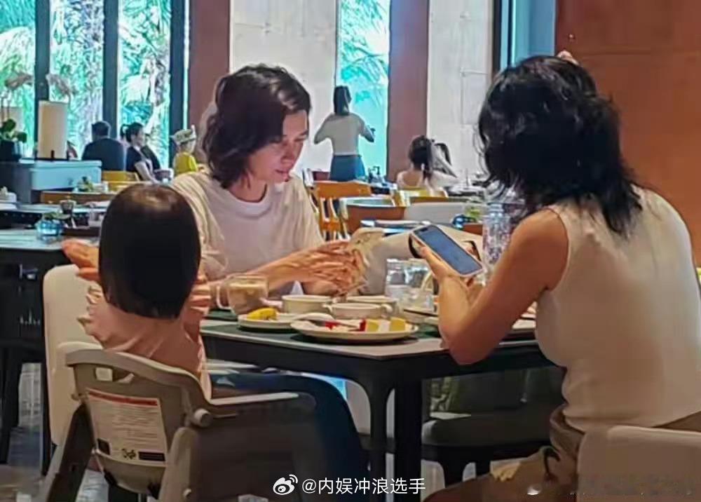 偶遇卢靖姗带女儿吃早餐卢靖姗带女儿吃早餐 偶遇卢靖姗带女儿吃早餐，女儿背影乖巧可