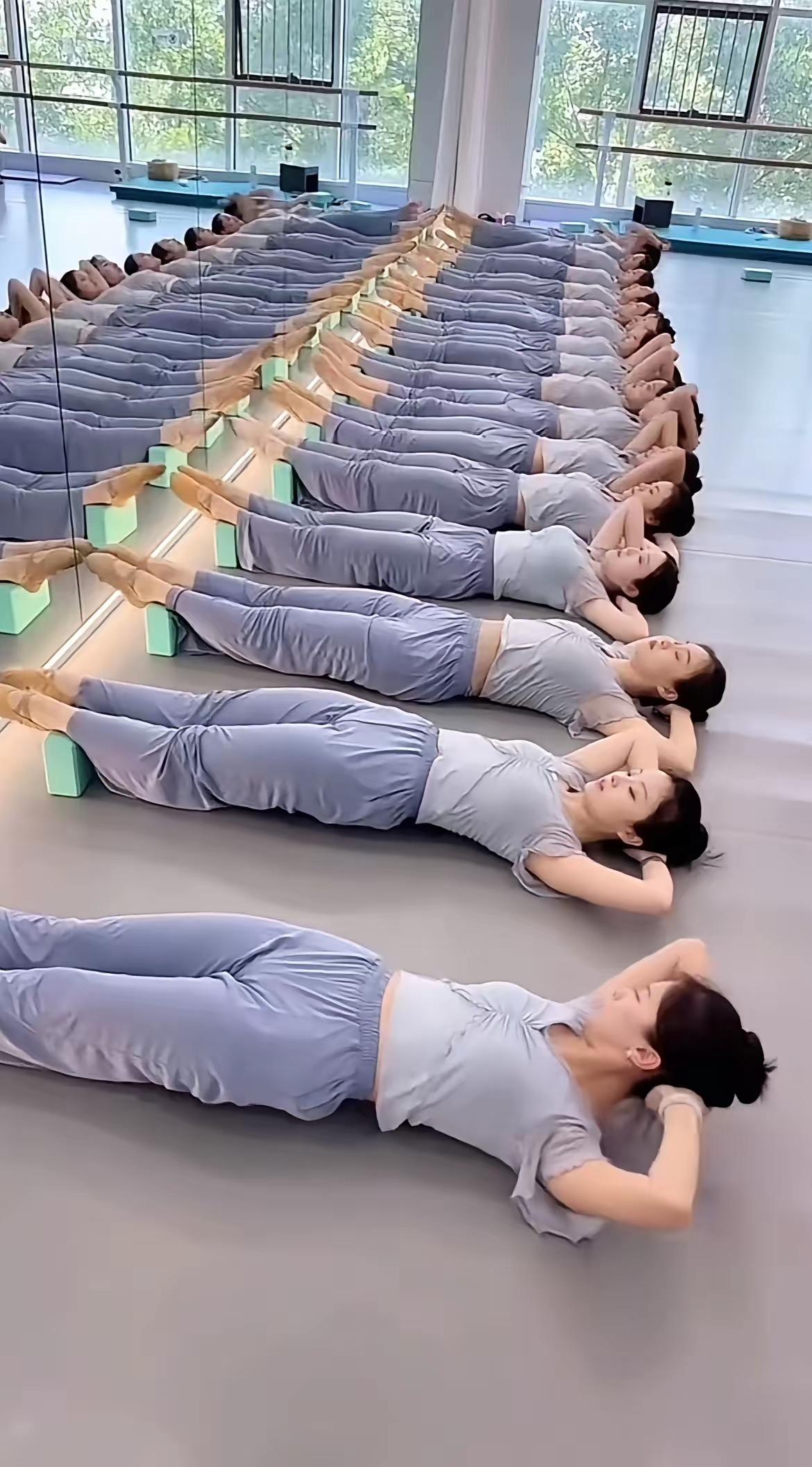 太狠了，谁都心里比狠！看，有人抬头比标准。