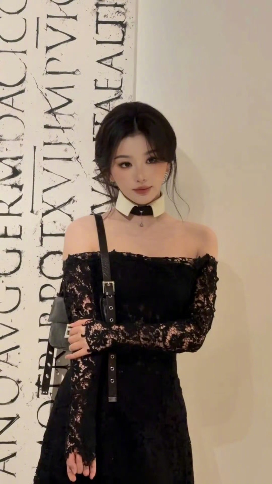 解锁黑天鹅氛围感造型黑色蕾丝长裙搭配专属烟熏小天鹅妆，孔雪儿高贵冷艳气质尽显，美