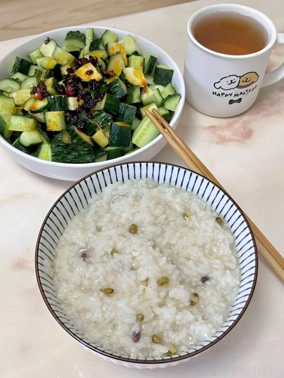 我愿称稀饭为四川盛夏最温柔的主食！高温天胃口沉闷，一碗放凉的清粥配泡菜瞬间开胃。